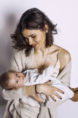 uyku, annenin kolunda ağlıyor yeni doğan bebek çocuk. moda anne.