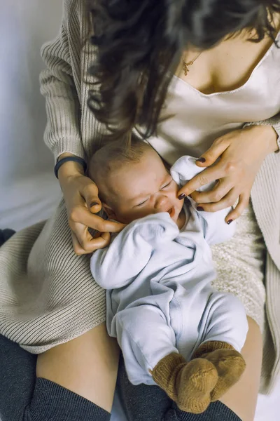 New born baby boy sleeping, crying on mother's arm — Stock Photo, Image