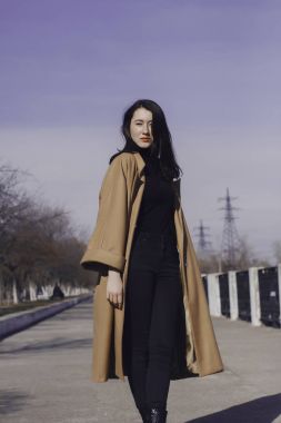 bir yürüyüşe şık genç kadın dışarı. o giyinmiş ve çok şık görünüyor.