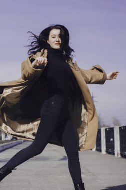 bir yürüyüşe şık genç kadın dışarı. o giyinmiş ve çok şık görünüyor.