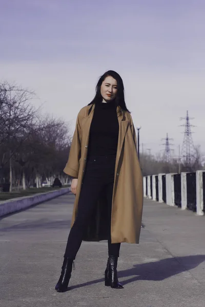 Mujer joven con estilo a dar un paseo. se vistió y se ve muy de moda . — Foto de Stock