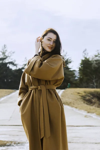 Jovem elegante para fora para uma caminhada. ela vestida e parece muito na moda . — Fotografia de Stock