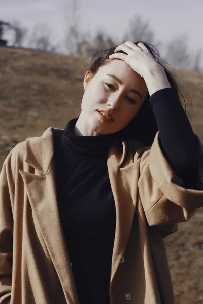 bir yürüyüş için dışarı şık genç kadın.