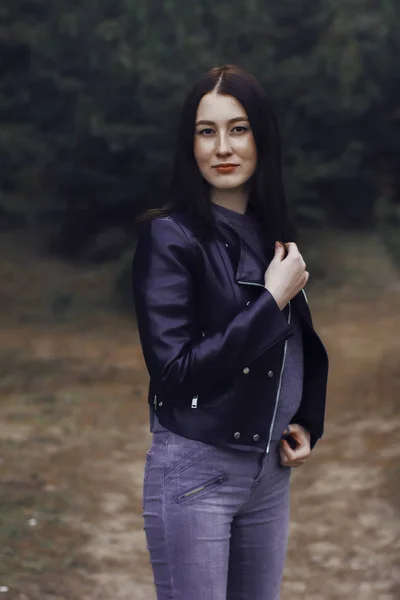 Mädchen mit dunklen Haaren im Wald. — Stockfoto