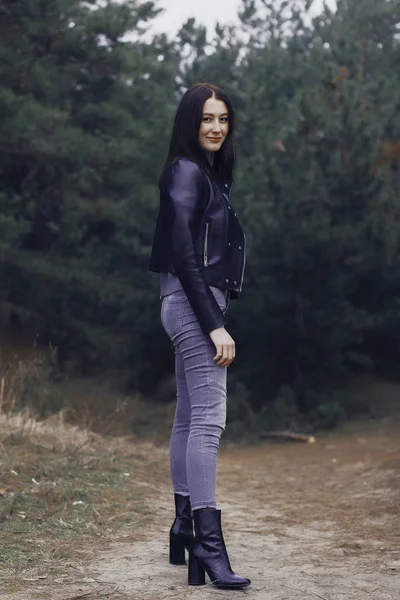 Chica con el pelo oscuro en el bosque . — Foto de Stock