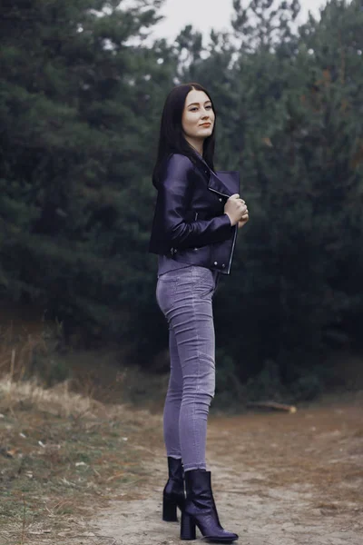 Chica con el pelo oscuro en el bosque . — Foto de Stock