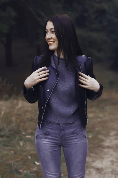 Menina com cabelo escuro na floresta . — Fotografia de Stock