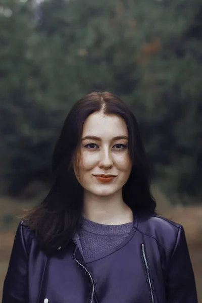 Mädchen mit dunklen Haaren im Wald. — Stockfoto