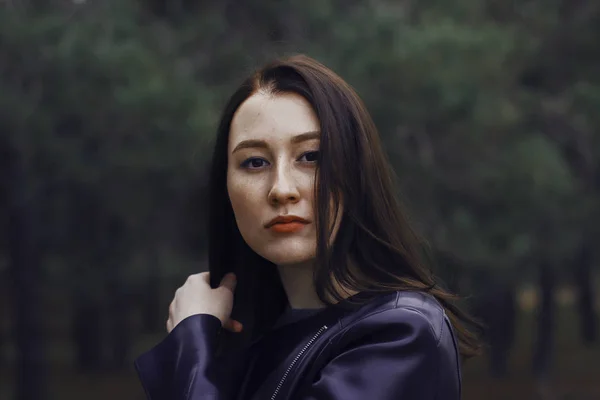 Fille aux cheveux foncés dans la forêt . — Photo