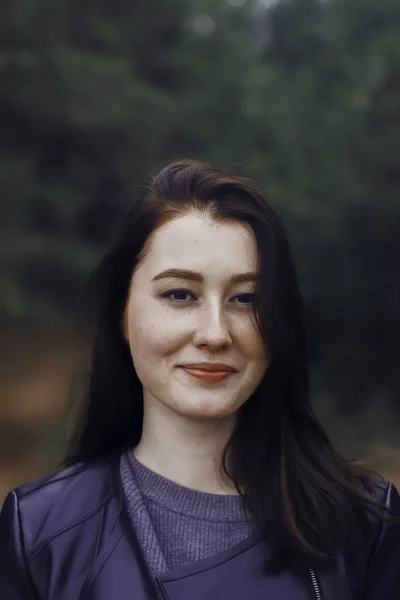 Mädchen mit dunklen Haaren im Wald. — Stockfoto