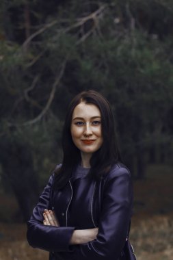 Ormanın içinde koyu saçlı kız. 