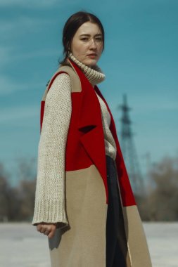 Genç güzel kız modeli yelek ceket kırmızı ve bej renk ve balıkçı yaka