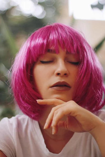 在植物背景的奇怪的女孩的肖像。性感的女人与粉红色广场与砰, 假发. — 图库照片