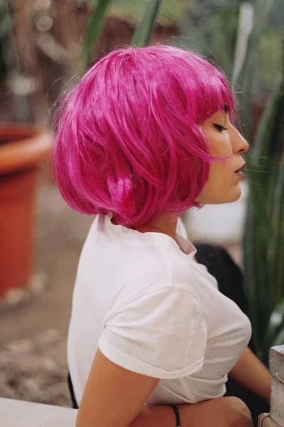 性感的女人与粉红色广场与砰, 假发. — 图库照片