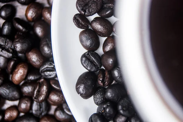 Makro kahve çekirdeği üzerinde beyaz tabak.