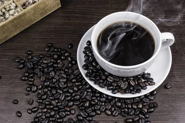 ブラック コーヒー カップとウッドの背景のコーヒー豆 — ストック写真