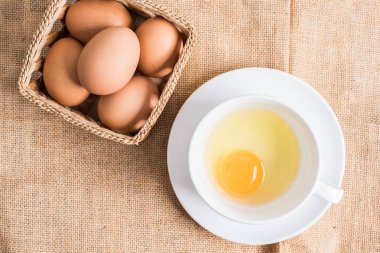 Bez arka plan üzerinde beyaz fincan taze yumurta.