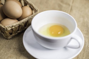 Bez arka plan üzerinde beyaz fincan taze yumurta.