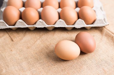 Kumaş arka planda yumurta paneli.