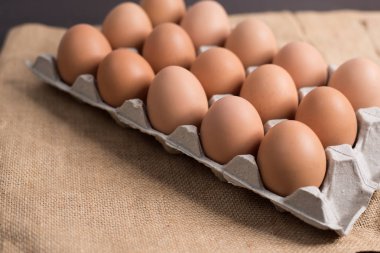 Kumaş arka planda yumurta paneli.