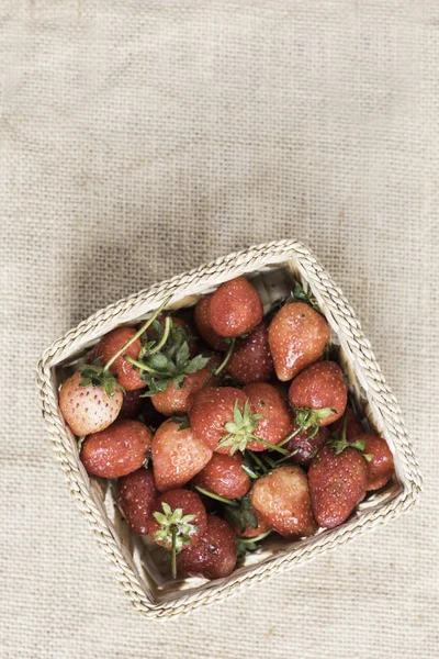 Sepette bez arka plan üzerinde taze çilek.