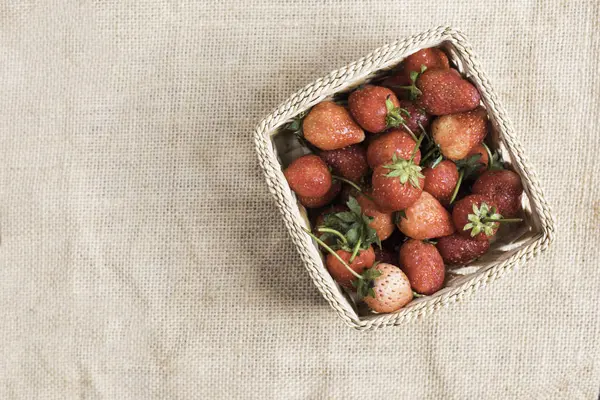 Sepette bez arka plan üzerinde taze çilek.