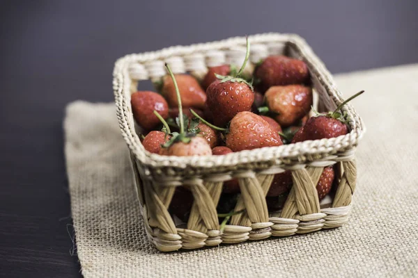 Sepette bez arka plan üzerinde taze çilek.
