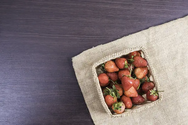 Sepette bez arka plan üzerinde taze çilek.