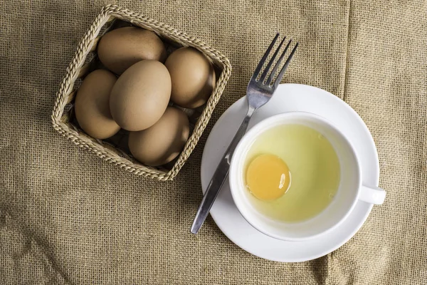 Bez arka plan üzerinde beyaz fincan taze yumurta.