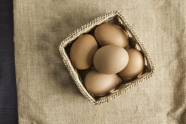 Bez arka plan üzerinde Sepette yumurta.