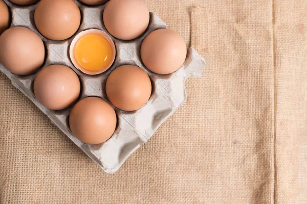 Kumaş arka planda yumurta paneli.