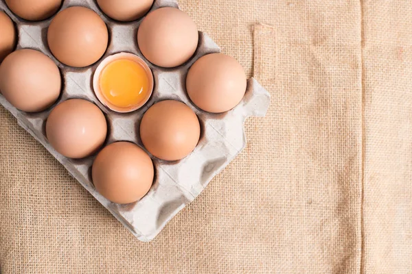 Kumaş arka planda yumurta paneli.