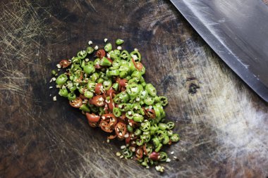 Bir kasap taze biber dilimlenmiş.