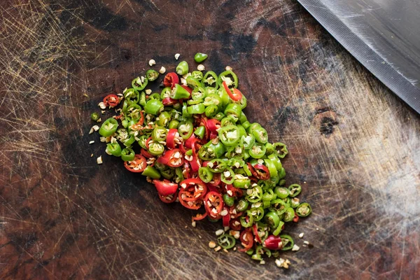 Bir kasap taze biber dilimlenmiş.