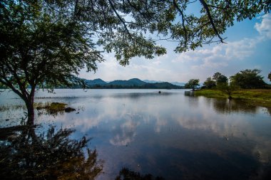 Dağ ve rezervuar ve gökyüzü.