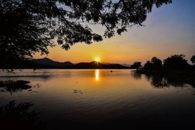 Manzara rezervuar ve günbatımı dağda.