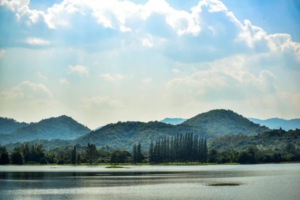 山と湖と空 — ストック写真