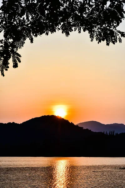 风景水库和山在日落 — 图库照片