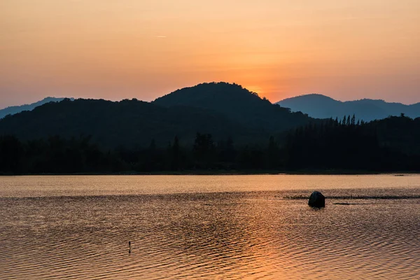 Manzara rezervuar ve günbatımı dağda.