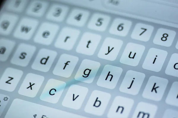 Beyaz klavye smartphone cep telefonu ile.