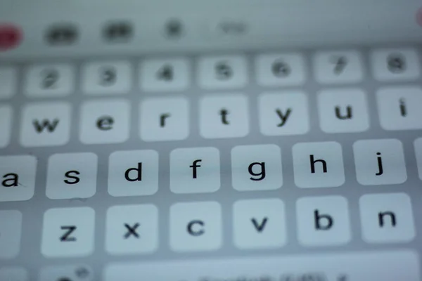 Beyaz klavye smartphone cep telefonu ile.