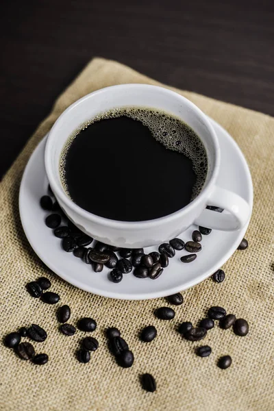 Fekete Kávé Fehér Kupa Kávébab Háttér Asztal Jogdíjmentes Stock Képek