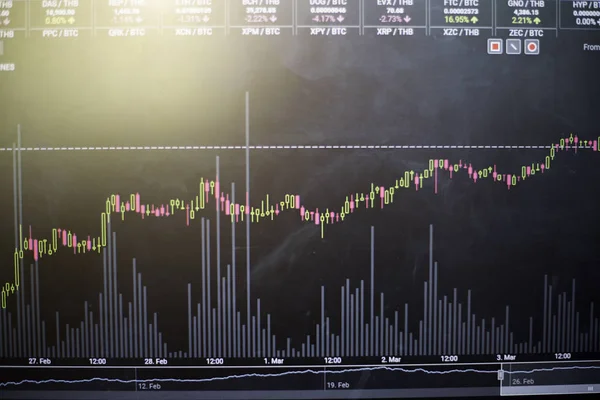 Siyah arka plan üzerinde bilgisayarda stok grafiği.