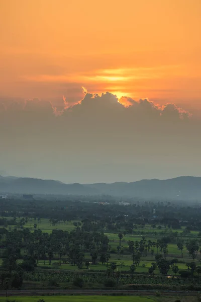 Günbatımı ve bulut manzara.