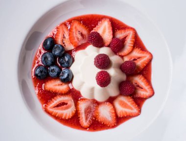 Beyaz süt kremalı puding