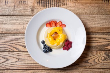 Beyaz soslu kremalı puding