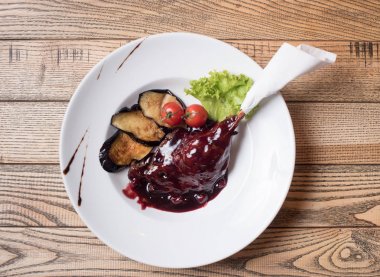 Fırında ördek veya kaz ayağı