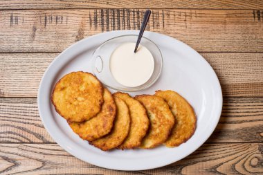 Beyaz tabakta patates gözlemesi