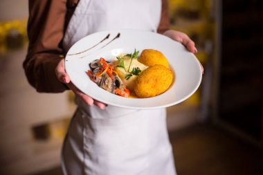 Meyilli bir pirzola ile patates püresi