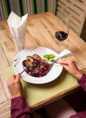 Kızarmış ördek bacak crisp kırmızı kızılcık sosuna lezzetli